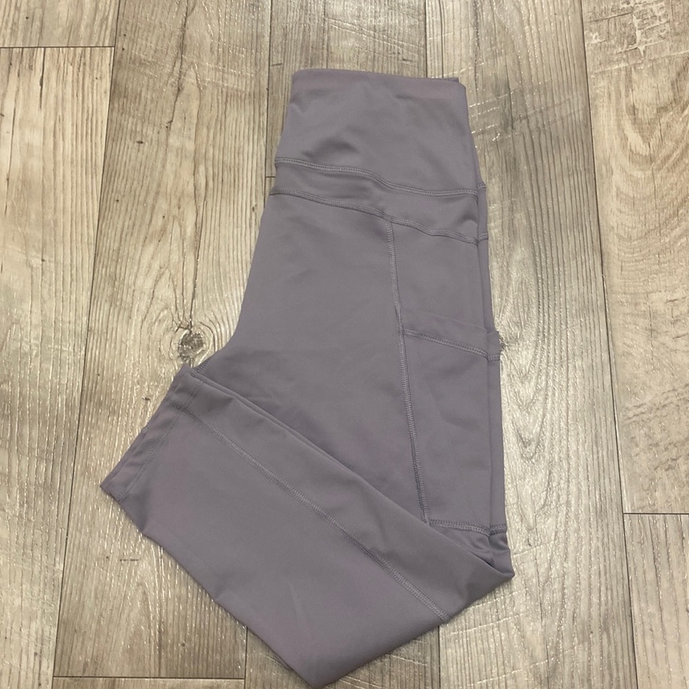 lavender athletic leggings 3/4 length with pockets